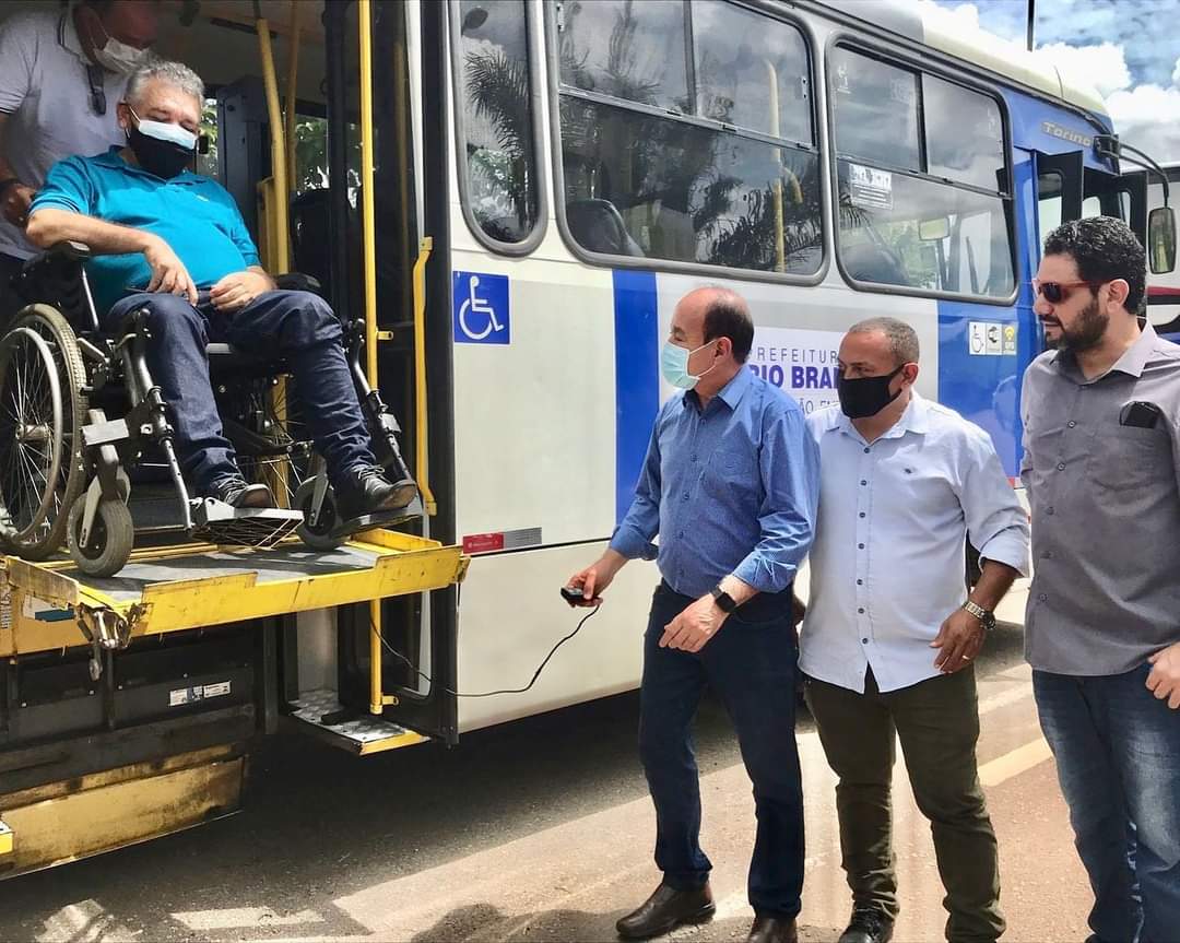 Bocalom apresenta novos ônibus que vão começar a circular em Rio Branco
